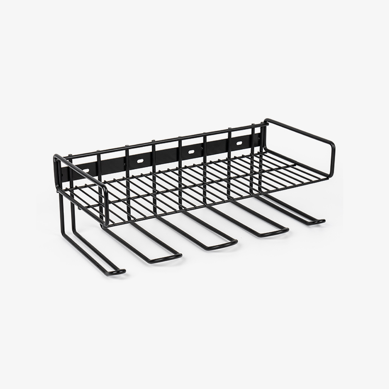 Seinään kiinnitettävä sähkötyökalujen järjestäjä autotalliin