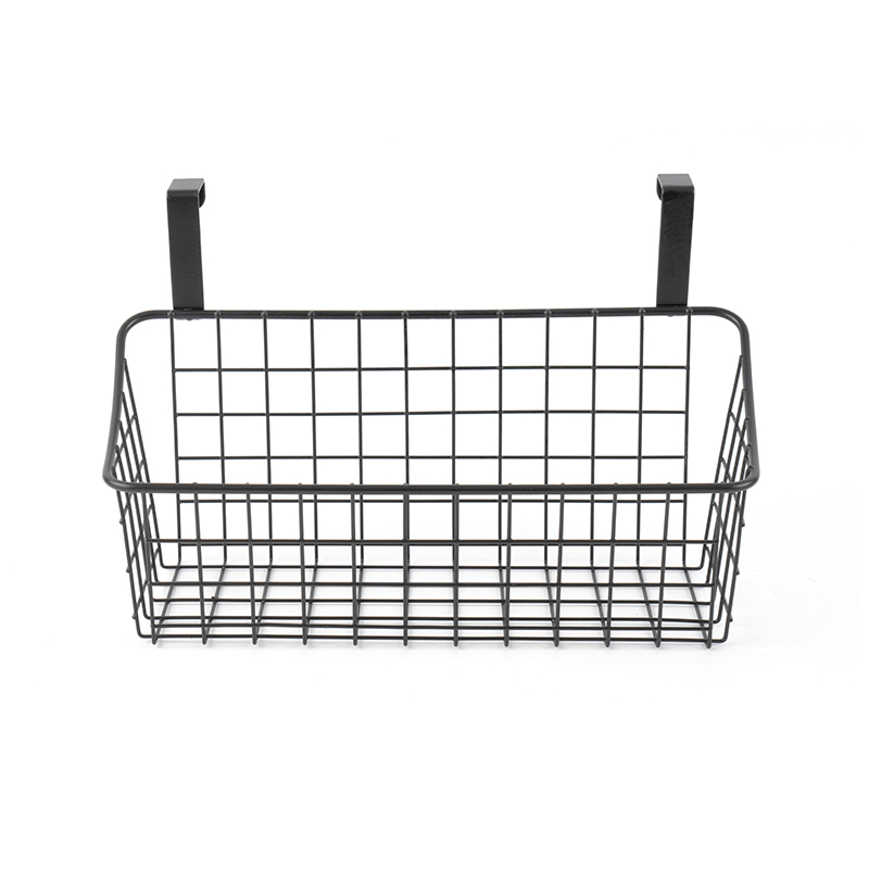 Oven yläpuolella oleva ruokakomero, jossa on 3 ripustettavaa koria