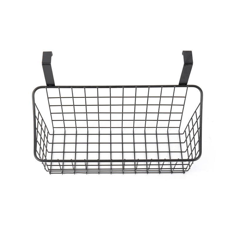 Oven yläpuolella oleva ruokakomero, jossa on 3 ripustettavaa koria