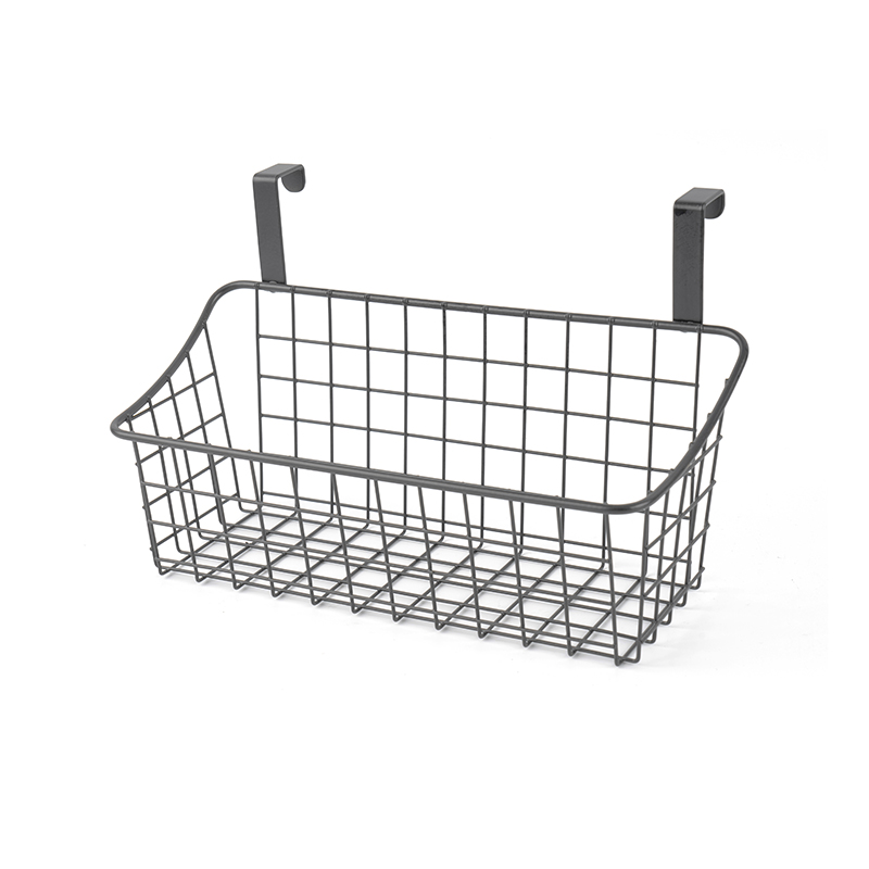 Oven yläpuolella oleva ruokakomero, jossa on 3 ripustettavaa koria