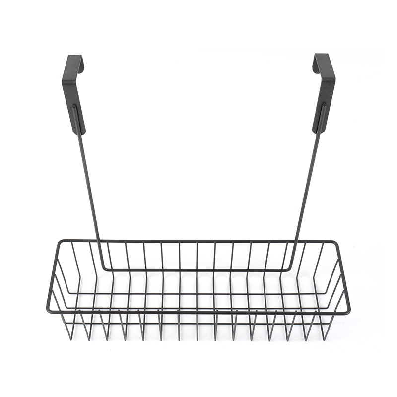 Oven yläpuolella oleva ruokakomero, jossa on 3 ripustettavaa koria