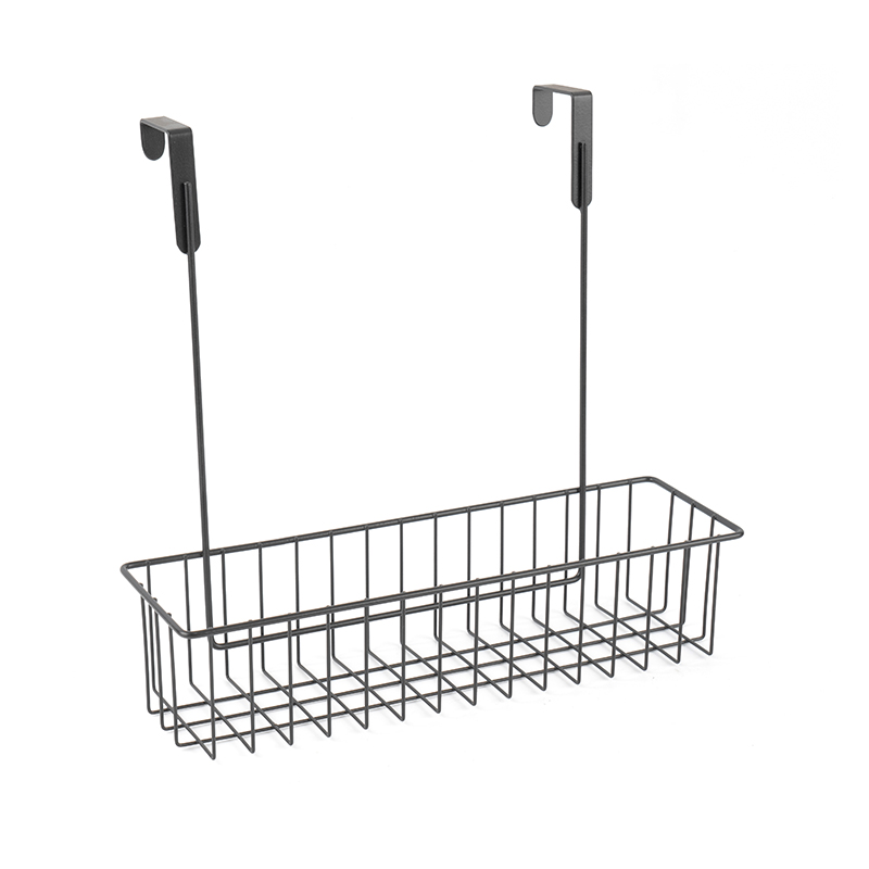 Oven yläpuolella oleva ruokakomero, jossa on 3 ripustettavaa koria