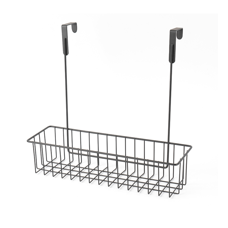 Oven yläpuolella oleva ruokakomero, jossa on 3 ripustettavaa koria