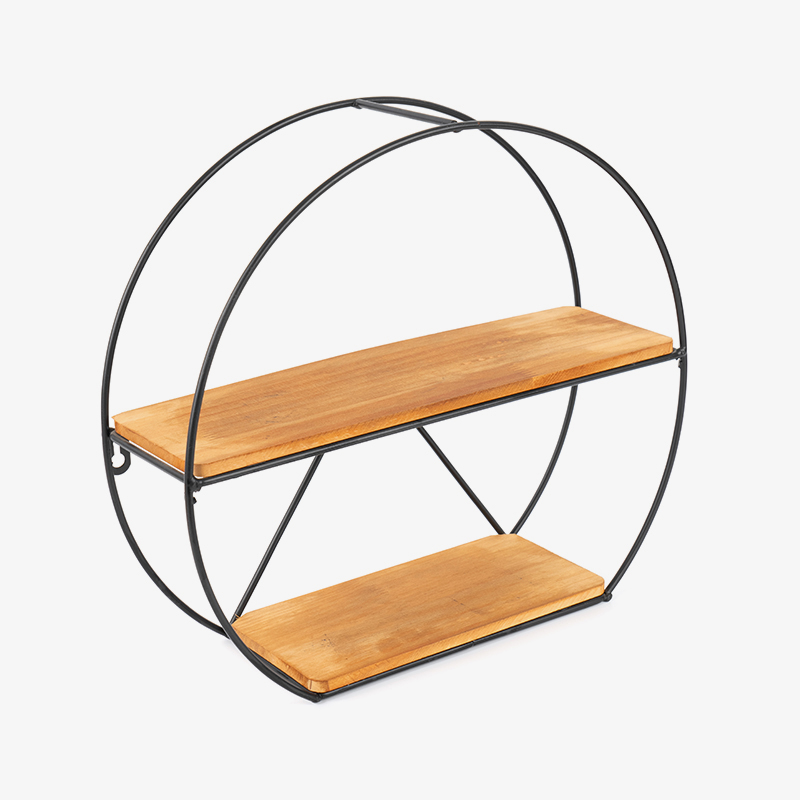 Kultainen seinähylly ja ripustettava säilytyskori keittiöön