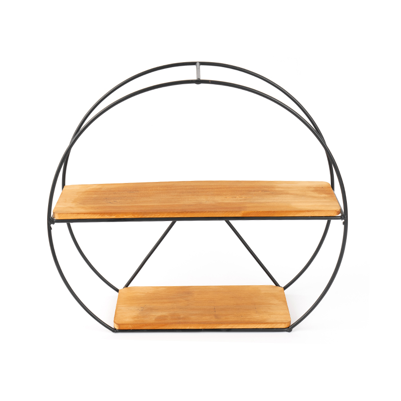 Kultainen seinähylly ja ripustettava säilytyskori keittiöön