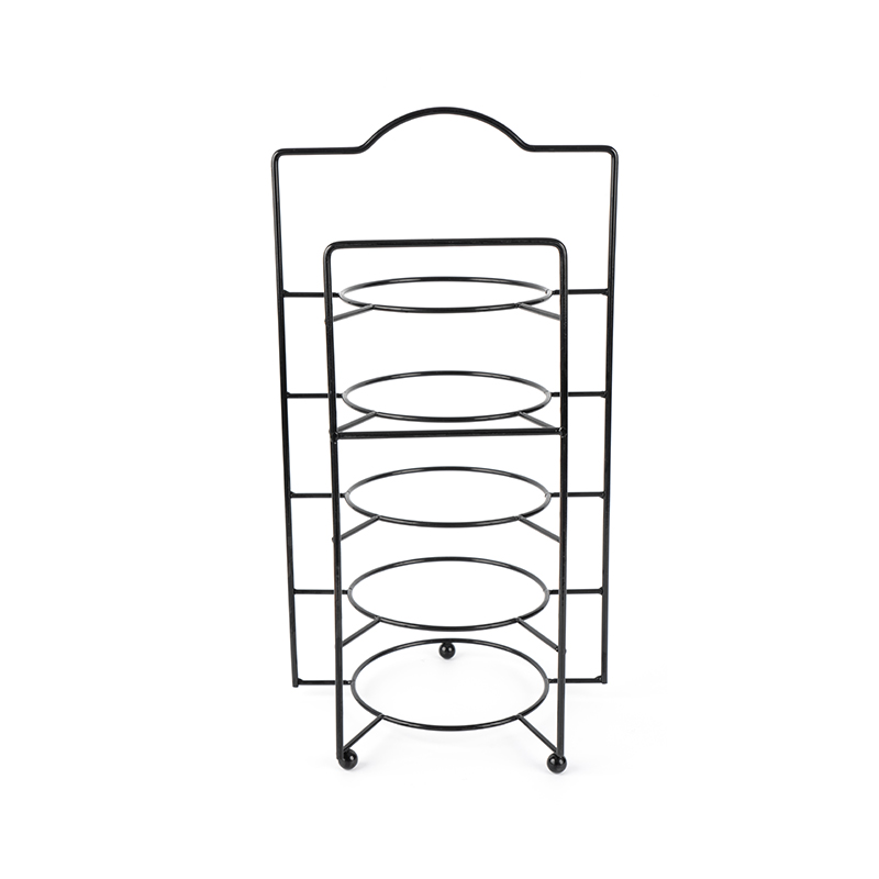 Porrastettu tarjoiluteline kulhoineen ja astioineen