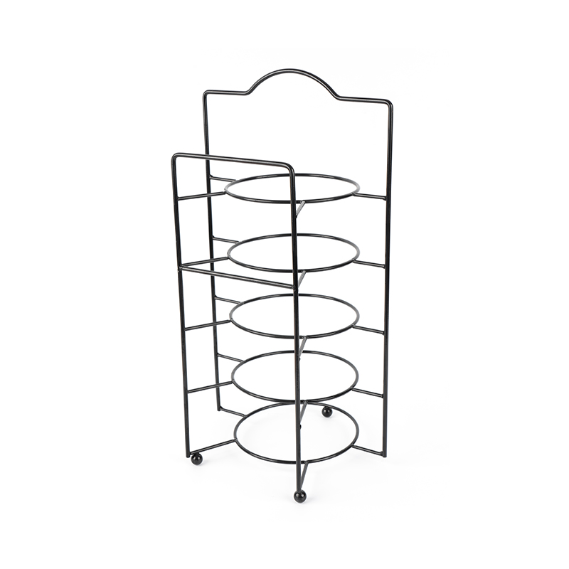 Porrastettu tarjoiluteline kulhoineen ja astioineen