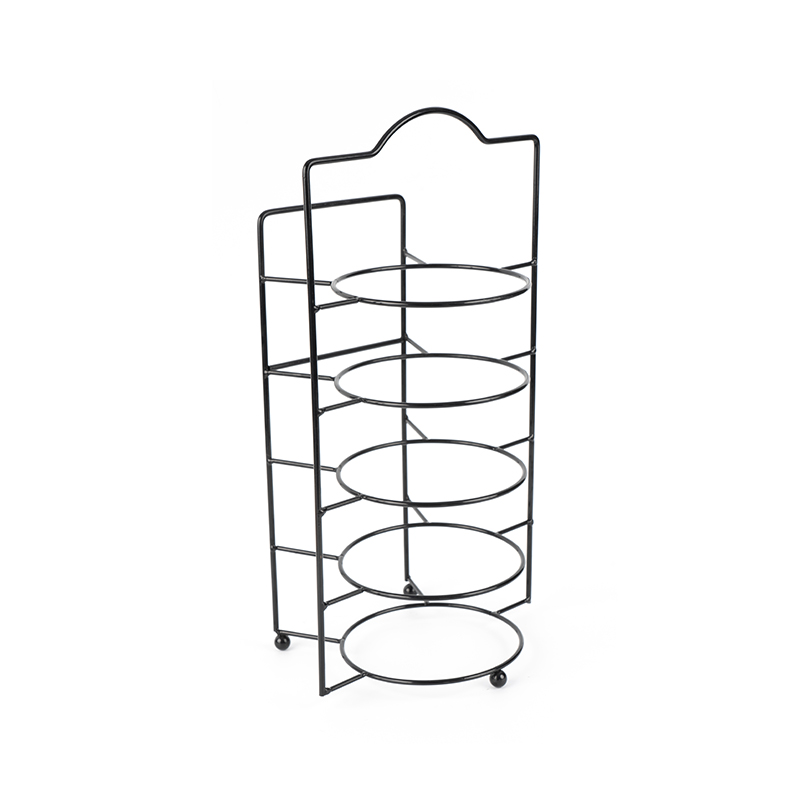 Porrastettu tarjoiluteline kulhoineen ja astioineen