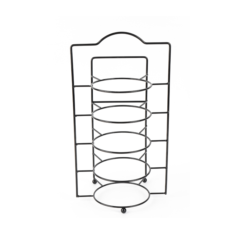 Porrastettu tarjoiluteline kulhoineen ja astioineen
