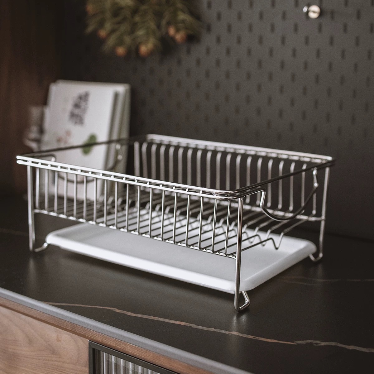 Miten metallinen kotisäilytysteline verrataan puiseen?